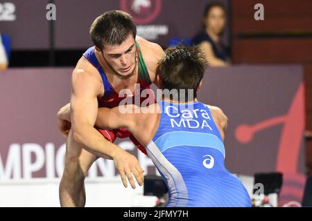 Dzhabrail GADZHIEV (AZE) vs Gheorghi CARA (MDA) durante la finale dei Campionati europei Greco-Romani Freestyle 74kg U20 al PalaPellicone - FIJLKAM, 3th luglio 2022, Roma, Italia Foto Stock