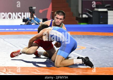 Dzhabrail GADZHIEV (AZE) vs Gheorghi CARA (MDA) durante la finale dei Campionati europei Greco-Romani Freestyle 74kg U20 al PalaPellicone - FIJLKAM, 3th luglio 2022, Roma, Italia Foto Stock