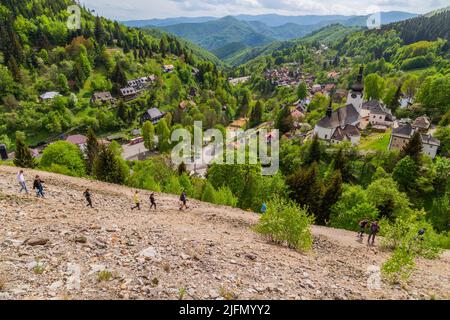 Spania Dolina, Slovacchia - MAGGIO 13 2022: Persone che camminano nei pressi del villaggio di Spania Dolina a Tatra, Slovacchia. Foto Stock