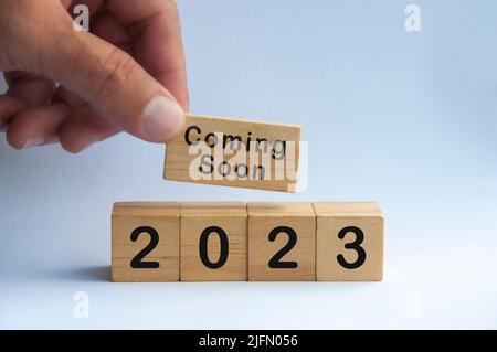 Blocco in legno con testo - 2023 in arrivo. Concetto di nuovo anno Foto Stock