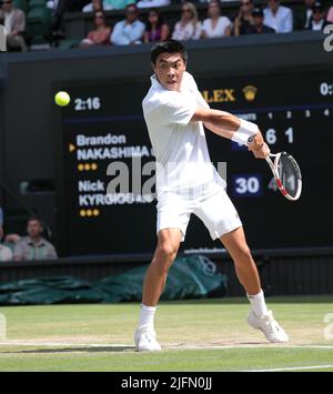 Londra, Regno Unito. 04th luglio 2022. L'americano Brandon Nakashima in azione nella sua quarta gara contro l'australiano Nick Kyrgios il giorno otto dei campionati Wimbledon 2022 a Londra lunedì 04 luglio 2022. Foto di Hugo Philpott/UPI Credit: UPI/Alamy Live News Foto Stock