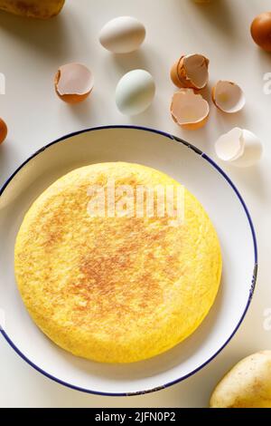 Primo piano di frittata spagnola fatta di uova e patate. Tortilla espanola. Foto Stock