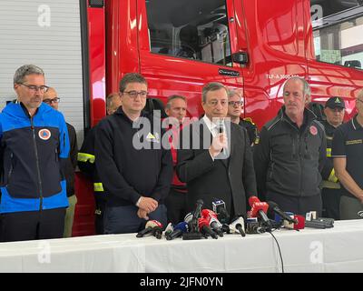 Canazei, Italia. 04th luglio 2022. Mario Draghi (M), primo Ministro italiano, partecipa ad una conferenza stampa. Dopo la massiccia rottura del ghiacciaio e una valanga, la ricerca di morti più continua nelle Dolomiti in condizioni difficili. Una settima vittima è stata scoperta il 04.07.22, altre sono temute. Di fronte al camion dei pompieri: (l-r) Arno Kompatscher, Governatore della Provincia dell'Alto Adige, Maurizio Fugatti, Governatore della Provincia del Trentino, primo Ministro Mario Draghi, Luca Zaia, Presidente della Regione Veneto. Credit: Manuel Schwarz/dpa/Alamy Live News Foto Stock