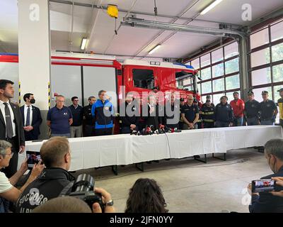 04 luglio 2022, Italia, Canazei: Mario Draghi (M), primo Ministro italiano, partecipa ad una conferenza stampa. Dopo la massiccia rottura del ghiacciaio e una valanga, la ricerca di morti più continua nelle Dolomiti in condizioni difficili. Una settima vittima è stata scoperta il 04.07.22, altre sono temute. Di fronte al camion dei pompieri: (l-r) Arno Kompatscher (giacca blu, Governatore della Provincia dell'Alto Adige, Maurizio Fugatti, Governatore della Provincia del Trentino, primo Ministro Mario Draghi, Luca Zaia, Presidente della Regione Veneto, Fabrizio Curcio, Capo della Difesa civile Italiana. Foto: Manu Foto Stock