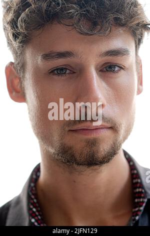 Semplice ritratto di un giovane bell'uomo Foto Stock