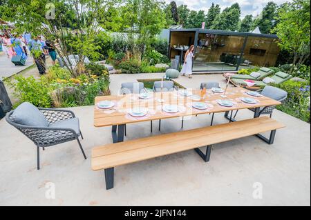 Londra, Regno Unito. 04th luglio 2022. Il Sunlifestyle Outdoor Garden disegnato da Samuel Moore - il 2022 RHS Hampton Court Palace Garden Festival. Credit: Guy Bell/Alamy Live News Foto Stock