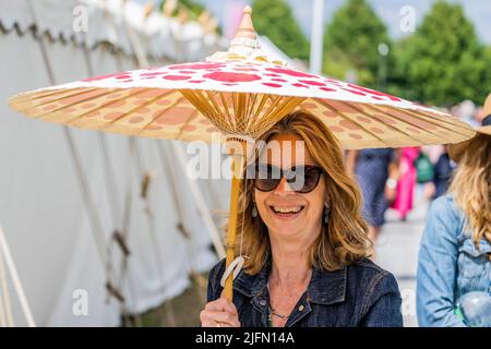 Londra, Regno Unito. 04th luglio 2022. Gli ombrelloni sono in per proteggere dal calore del pomeriggio - il RHS Hampton Court Palace Garden Festival 2022. Credit: Guy Bell/Alamy Live News Foto Stock