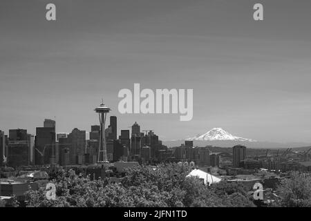 Seattle Washington Skyline con lo Space Needle e Mt Rainer in bianco e nero. Foto scattata da Kerry Park Foto Stock