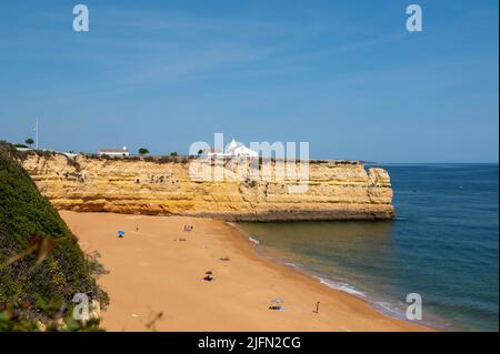 Cappella Praia de Nossa Senhora da Rocha a Porches, Algarve in Portogallo. Foto Stock