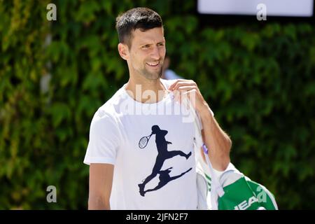 Londra, UK, 4th luglio 2022: Novak Djokovic prima di una sessione di pratica all'All England Lawn Tennis and Croquet Club di Londra. Credit: Frank Molter/Alamy Live news Foto Stock