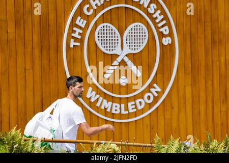 Londra, UK, 4th luglio 2022: Novak Djokovic prima di una sessione di pratica all'All England Lawn Tennis and Croquet Club di Londra. Credit: Frank Molter/Alamy Live news Foto Stock