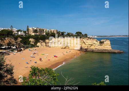 Cappella Praia de Nossa Senhora da Rocha a Porches, Algarve in Portogallo. Foto Stock