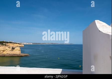 Cappella Praia de Nossa Senhora da Rocha a Porches, Algarve in Portogallo. Foto Stock