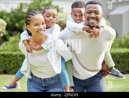 Theres niente più speciale che il legame della famiglia. Scatto di una giovane famiglia che si unisce felicemente all'esterno. Foto Stock