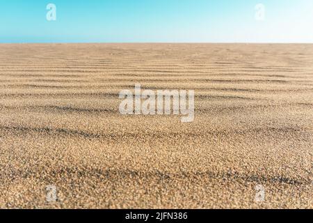 Sabbia sulla spiaggia per sfondo. Marrone spiaggia sabbia texture e sfondo. Concetto estate e vacanza. Foto Stock