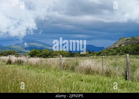 La gamma Scafell di montagne in tempesta nuvole che domina lo skyline di Eskdale in un giorno d'estate Lake District Cumbria Inghilterra UK Foto Stock