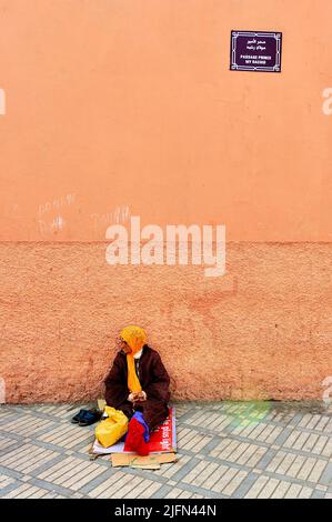 Marocco Marrakech. Un mendicante nella città vecchia Foto Stock