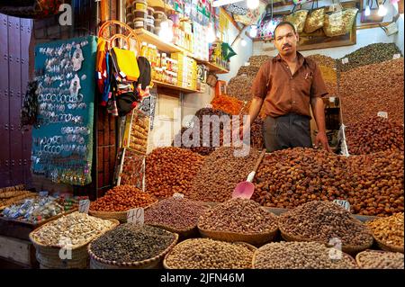 Marocco Marrakech. Vendita di frutta secca nel souk Foto Stock