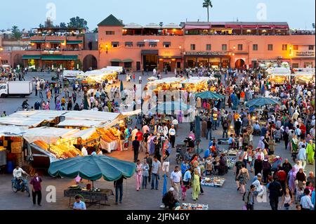 Marocco Marrakech. Piazza Djema el Fna al tramonto Foto Stock