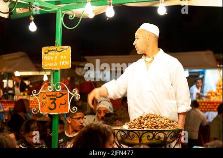 Marocco Marrakech. Lumache per cena in strada ristoranti in piazza Djema el Fna Foto Stock