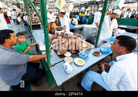 Marocco Marrakech. Teste di capra cotte pronte per essere servite in piazza Djema el Fna Foto Stock