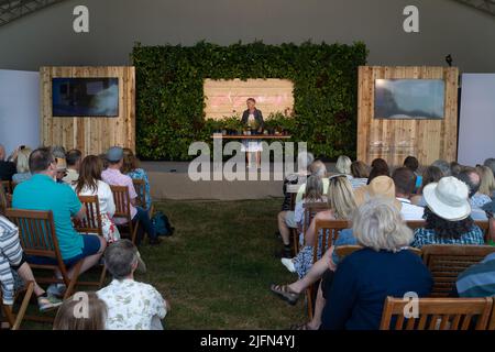 East Molesey, Surrey, Regno Unito. 4th luglio 2022. Esperto di giardinaggio e presentatore televisivo Carol Klein ospita una sessione di domande e Risposte per i membri del RHS il primo giorno dell'Hampton Court Palace Garden Festival. Credit: Maureen McLean/Alamy Live News Foto Stock