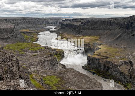 Vista aerea della cascata Hafragilsfoss e del canyon circostante Jokulsargljufur visto dalla riva orientale del fiume Jokulsa a Fjollum, a nord Foto Stock