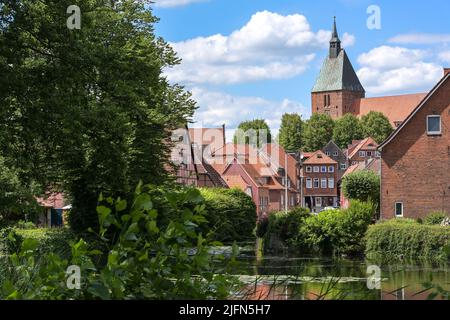 Città vecchia con tipici edifici in mattoni rossi e la chiesa di San Nicola della piccola città medievale Moelln a Schleswig-Holstein, Germania, cielo blu con nuvola Foto Stock