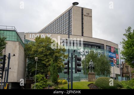 L'edificio del National Science and Media Museum nel centro della città di Bradford, Regno Unito, con una statua dello scrittore britannico J.B. Priestley davanti. Foto Stock