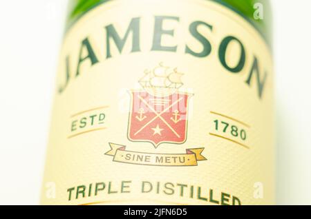 LONDRA, REGNO UNITO - 04 FEBBRAIO 2022 Jameson Irish Whiskey, ha mescolato il meglio dei whiskey in pentola e a grana fine, distillato tre volte e invecchiato in o Foto Stock