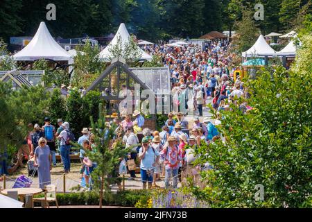 Londra, Regno Unito. 4th luglio 2022. Grande folla e bel tempo al Flower Show. The RHS Hampton Court 4th-9th luglio 2022. Credit: Karl Black/Alamy Live News Foto Stock