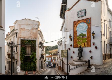 Bella strada della città andalusa Alora. Situato in provincia di Malaga con architettura tipica con piccole strade, case bianche. Foto Stock