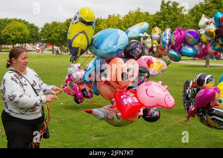 Il venditore di palloni gonfiati di elio, all'evento di far away Land a Southport, Regno Unito Foto Stock