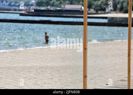 ODESA, UCRAINA - 4 GIUGNO 2022 - le reti di barriera sono state installate sulle spiagge della località balneare della Grande Fontana che è popolare tra i turisti a. Foto Stock