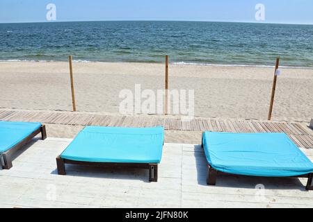 ODESA, UCRAINA - 4 GIUGNO 2022 - le reti di barriera sono state installate sulle spiagge della località balneare della Grande Fontana che è popolare tra i turisti a. Foto Stock