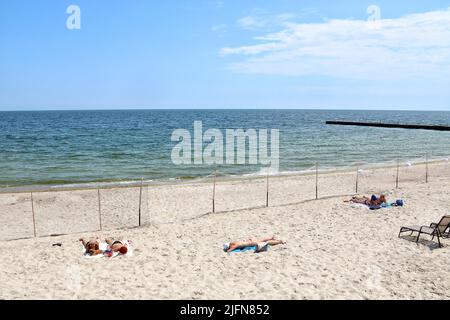 ODESA, UCRAINA - 4 GIUGNO 2022 - le reti di barriera sono state installate sulle spiagge della località balneare della Grande Fontana che è popolare tra i turisti a. Foto Stock