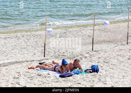 ODESA, UCRAINA - 4 GIUGNO 2022 - le reti di barriera sono state installate sulle spiagge della località balneare della Grande Fontana che è popolare tra i turisti a. Foto Stock