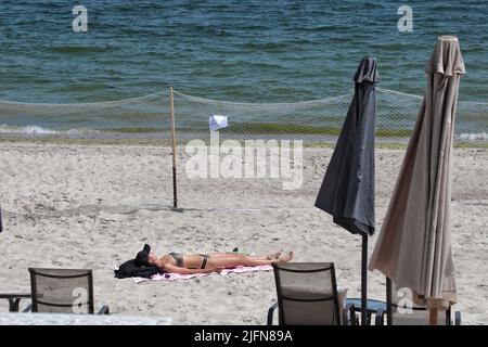 ODESA, UCRAINA - 4 GIUGNO 2022 - le reti di barriera sono state installate sulle spiagge della località balneare della Grande Fontana che è popolare tra i turisti a. Foto Stock