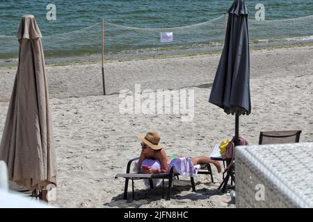 ODESA, UCRAINA - 4 GIUGNO 2022 - le reti di barriera sono state installate sulle spiagge della località balneare della Grande Fontana che è popolare tra i turisti a. Foto Stock