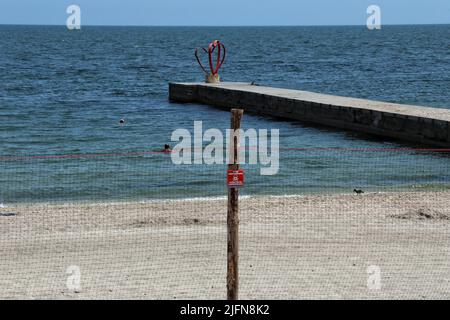 ODESA, UCRAINA - 4 GIUGNO 2022 - le reti di barriera sono state installate sulle spiagge della località balneare della Grande Fontana che è popolare tra i turisti a. Foto Stock