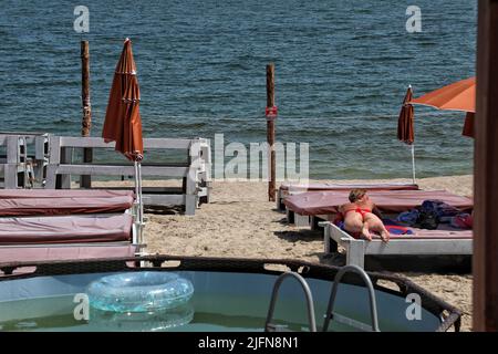 ODESA, UCRAINA - 4 GIUGNO 2022 - le reti di barriera sono state installate sulle spiagge della località balneare della Grande Fontana che è popolare tra i turisti a. Foto Stock