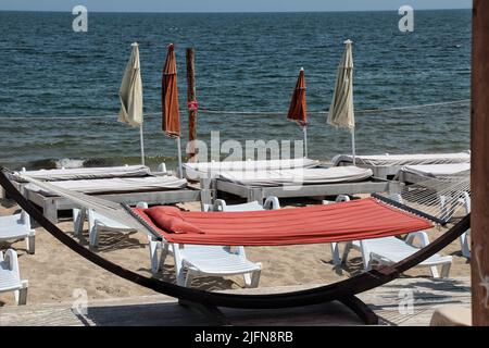 ODESA, UCRAINA - 4 GIUGNO 2022 - le reti di barriera sono state installate sulle spiagge della località balneare della Grande Fontana che è popolare tra i turisti a. Foto Stock