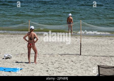 ODESA, UCRAINA - 4 GIUGNO 2022 - le reti di barriera sono state installate sulle spiagge della località balneare della Grande Fontana che è popolare tra i turisti a. Foto Stock