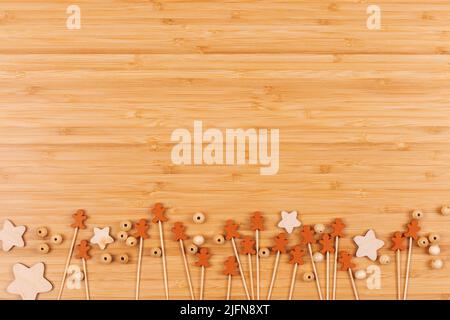 Sfondo in legno con uomini di pan di zenzero, stelle e perle su tavola in legno. Foto Stock