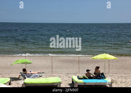 ODESA, UCRAINA - 4 GIUGNO 2022 - le reti di barriera sono state installate sulle spiagge della località balneare della Grande Fontana che è popolare tra i turisti a. Foto Stock