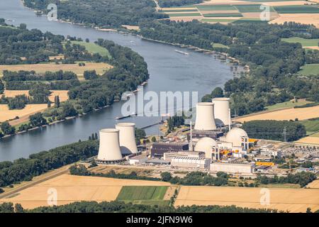 Biblis, Germania. 04th luglio 2022. La centrale nucleare di chiusura Biblis nell'Assia meridionale (vista aerea da un aereo). In considerazione della mancanza di approvvigionamento di gas dalla Russia, si discute anche della rimessa in funzione delle centrali nucleari dismesse. Credit: Boris Roessler/dpa/Alamy Live News Foto Stock