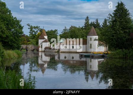 St. Andrews, Regno Unito - 21 giugno 2022: Vista sul villaggio olandese e sul lago nel Craigtoun Country Park Foto Stock