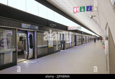 Londra, Regno Unito. Stazione di Liverpool Street sulla rete metropolitana Elizabeth Line di recente apertura. Livello piattaforma, mostra il treno con le porte aperte. Foto Stock