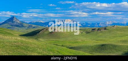 panorama delle colline praterie sotto il fronte roccioso di montagna vicino augusta, montana Foto Stock