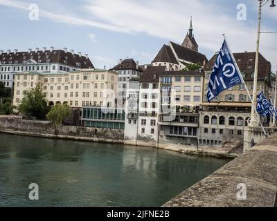 Vista degli edifici lungo il Reno, Basilea, Svizzera Foto Stock